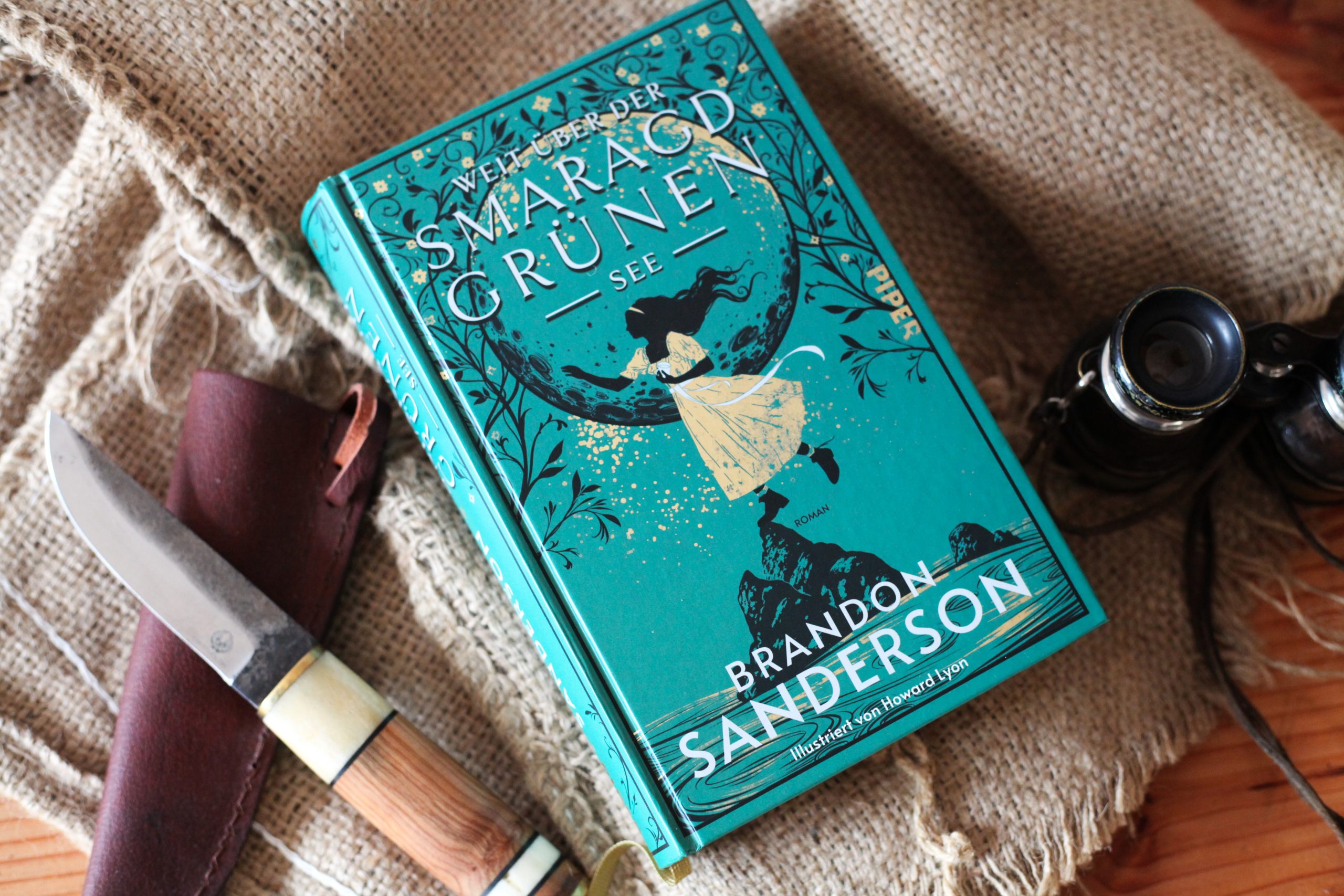 Read with me "Weit über der smaragdgrünen See" von Brandon Sanderson geeksantiques.de