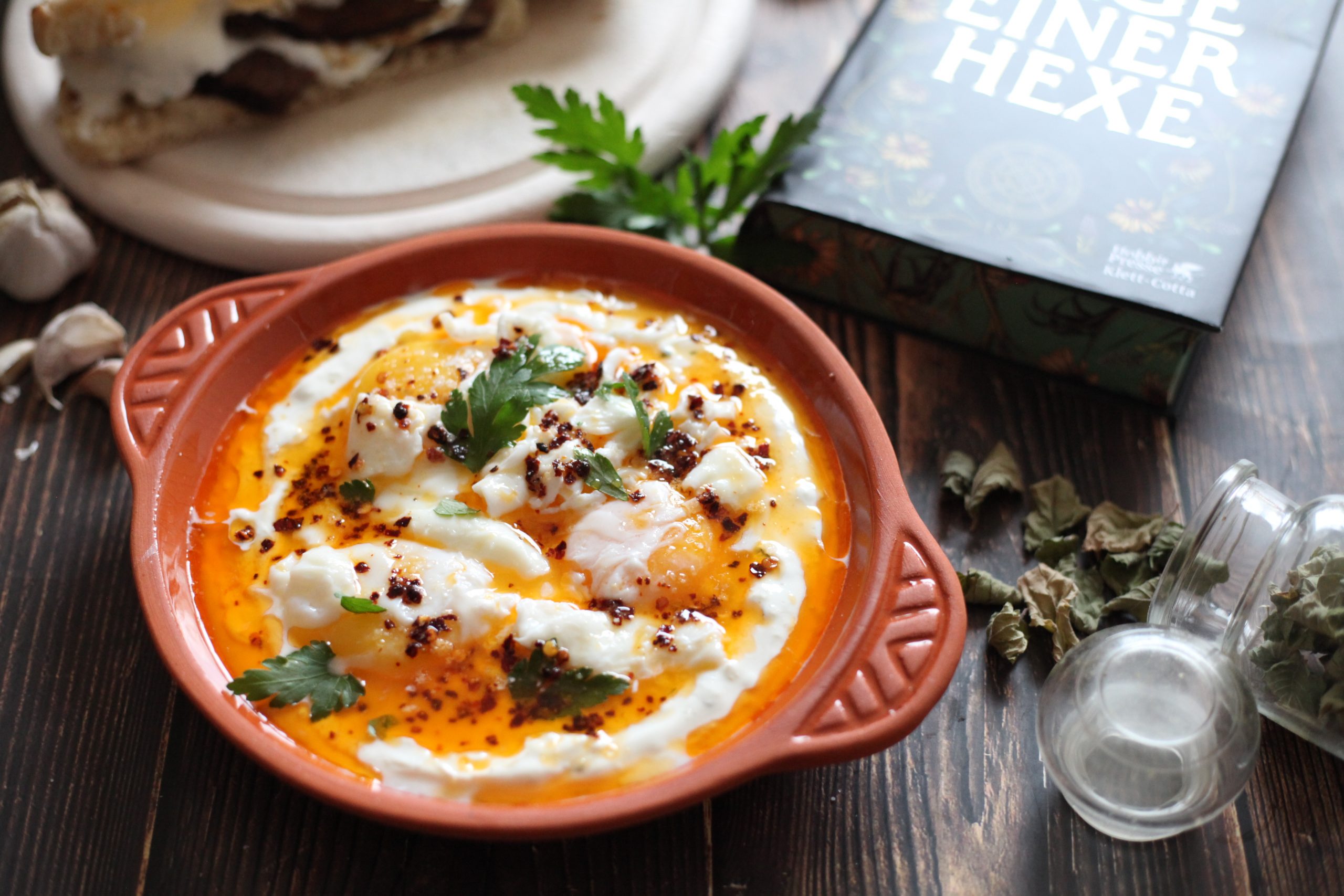 Rezept | Çılbır & Lamm im Fladenbrot aus „Tage einer Hexe“ (Rezept inkl. veg. Option!)
